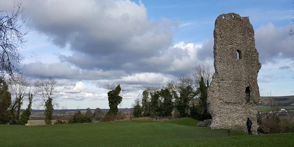 Image of Bramber Castle from afar on a cloudy day